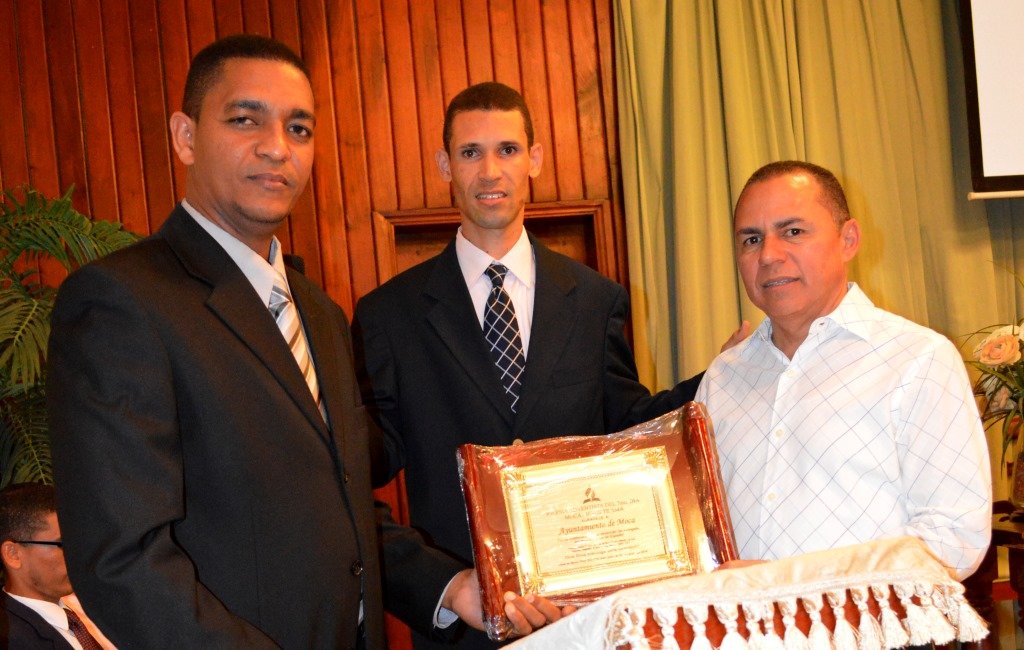 Remberto Cruz, Alcalde del Ayuntamiento de Moca recibe reconocimiento de la Iglesia Adventista del Séptimo Dia